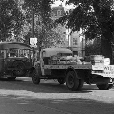 Kenteken: A 8688; Bedford. Hereplein Groningen, 20-5-1952 foto: P. Boonstra (2437_3042)