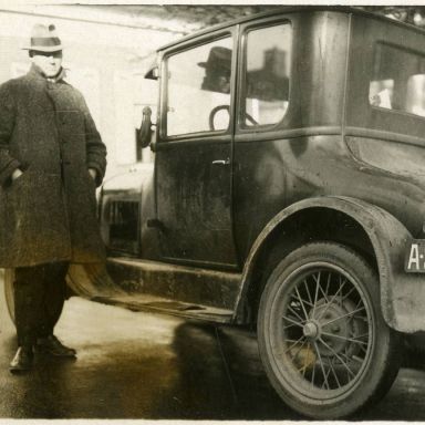 Kenteken: A 3935; Jan Necolaas Dusseldorp naast de Ford A, ca. 1920 (2138-9769)