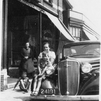 Kenteken: A 24191; Grietje de Grooth-Meems op de Chevrolet 1934, foto: J. H. Blaauw