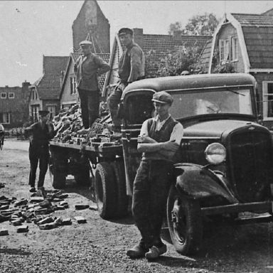 Kenteken: A 16124; Chevrolet, stenen lossen op de Wirdumerweg in Loppersum, foto: F. Wassenaar