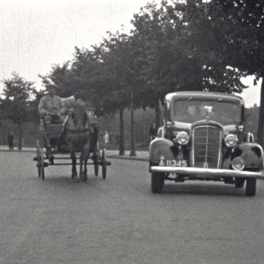 Kenteken: A 11345; Oldsmobile, foto: still uit "Verkeersfilm", C. van der Mei, 1934, coll. GrA (2209-0176)