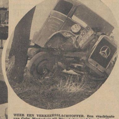 Kenteken: A 22925;  Mercedes, Nieuwsblad van het Noorden, 24-10-1935
