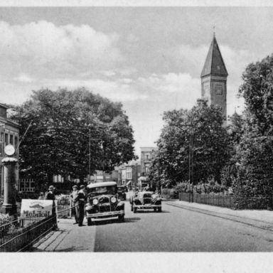 Kenteken: A 11760; Wageningen, Garage Van Der Kolk, ca. 1926, foto: <a href='https://www.facebook.com/groups/1646509108912619' target='_blank'>Facebook Foto's van Oude Garage en Benzine-stations</a>