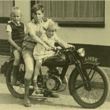 Kenteken: A 1656; Drie kinderen op de motor, mogelijk Hoogezand, Meint Veningastraat, ca. 1948 foto: <a href='https://historischarchief.midden-groningen.nl' target='_blank'>Historisch Archief Midden Groningen</a>