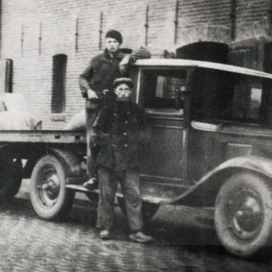 Kenteken: A 11759; Jan Groeneveld naast de Chevrolet, foto uit: "Het geslacht Groeneveld van Garmerwolde" J. O. Beukema 1992 (G-542)
