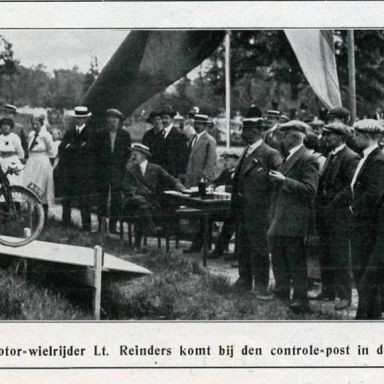 Kenteken: A 976; Douglas,  Revue der sporten 26 mei 1914 pagina 20, foto: H. Schuuring