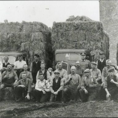 Kenteken: A 18352; Studebaker, vordering Stro Loods, foto: collectie Veenkoloniaal Museum (vm 3.3/SK/17.32)