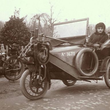 Kenteken: A 1671; Petrus Bernardus Kramer (1878-1952), fotograaf te Groningen met onbekende dame in zijn Cyclonette. (1785-16147)
