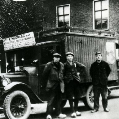Kenteken: A 11684; V.l.n.r. K. Moorlach, F. Bolhuis en J. Moorlach bij de Chevrolet. Foto: H. E. Boonstra