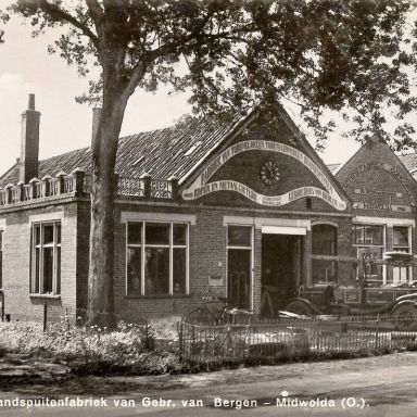 Kenteken: A 10009; Klokgieterij- en brandspuitenfabriek van Gebr. van Bergen ca. 1935 (1986-13081)