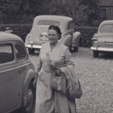 Kenteken: A 31616; Ford Custom, foto: still uit de film "25-jarig huwelijk", 1953, coll GrA (2209-AV26578)