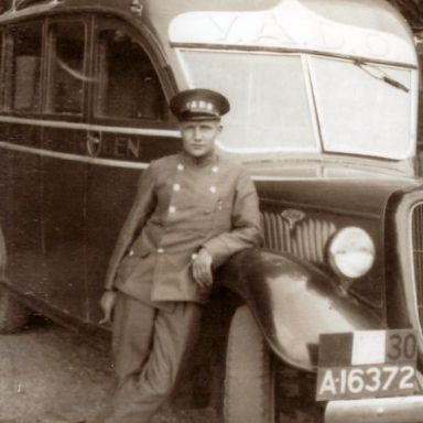 Kenteken: A 16372; Ford bus van de VADO, foto: archief W. Mollema