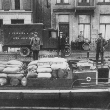 Kenteken: A 11228; Groningen, Binnen Damsterdiep, schip en eerste auto van bode J. Flikkema (1785-24384)