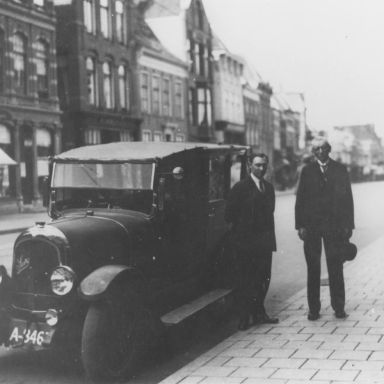Kenteken: A 8467; Suère, Groningen, Oude Ebbingestraat, dr. Jonas gaat naar de paardenrennen 1925-1930 (1785-23216)