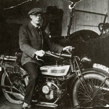 Kenteken: A 14041; Douglas,  Jan Amel Kampen in de werkplaats van Tammo Bakker, Veendam 1927, foto: J. Smits