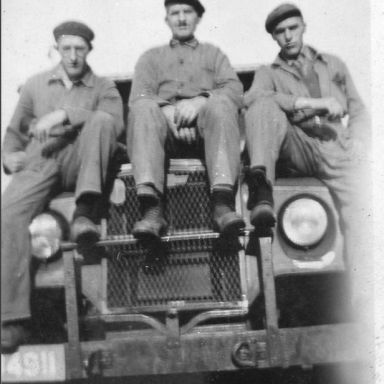 Kenteken: A 34911; Chevrolet met v.l.n.r. Sirtje Rijks, Wubbe Schut en Aaldrik Wilts, foto: coll. Aaldrik Wilts
