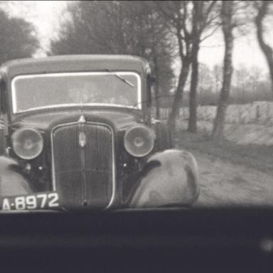 Kenteken: A 8972; Plymouth op de terugweg van de Harz-ralley, 30-04-1939, foto: still uit Harz-film, 1939, coll. GrA (2209-AV21967)