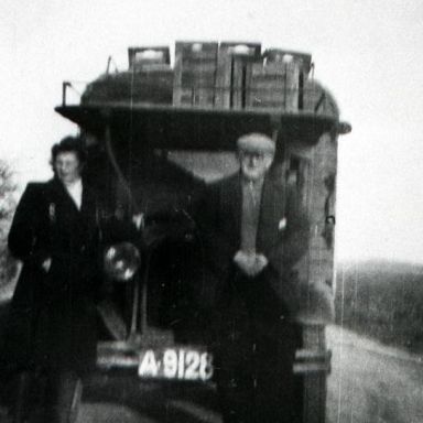 Kenteken: A 9128; Vader en dochter Rop uit Kantens voor de Ford A vrachtwagen, foto: archief W. Mollema