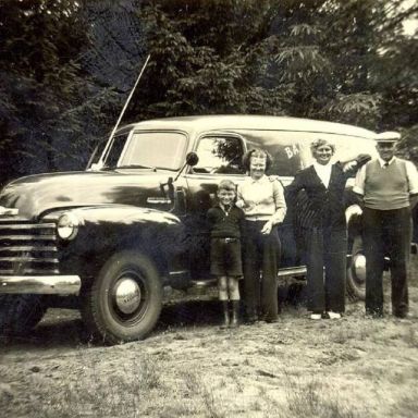 Kenteken: A 7227; Chevrolet, Familie Spieker waarschijnlijk tijdens een dagtocht. Foto: Gemeentearchief Hoogezand-Sappemeer (D10696)