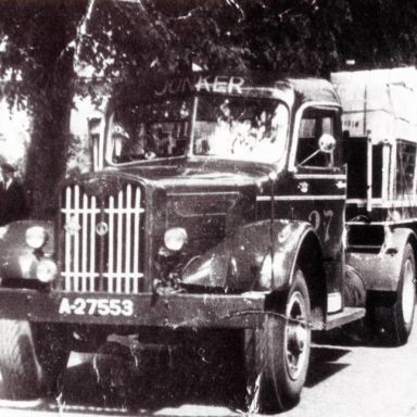 Kenteken: A 27553; Autocar C50, 1946, bron foto:  "Jonker Vijfenzeventig jaar in beweging." (1957-25777)