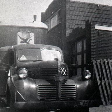 Kenteken: A 40914; Dodge vrachtwagen van Salomons, autodienst "de Zwaluw", foto: archief W. Mollema