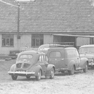 Kenteken: A 16770; Renault 4 bij scheepswerf Grol, Zuidbroek, 1954, foto: uitsnede 2248-4374.jpg; Fotograaf: Fotobedrijf Piet Boonstra