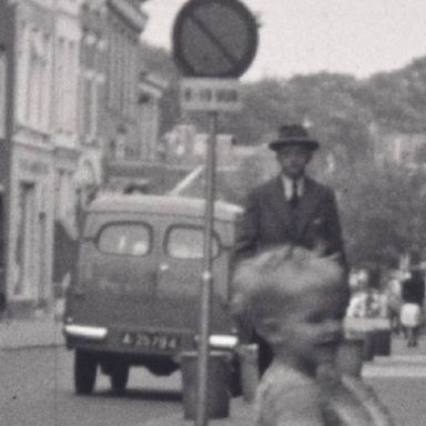 Kenteken: A 25794; foto: still uit de film " Toen Eelko twee jaar was", Paul T. Moolenaar, 1953, coll. GrA (2209-AV0035)