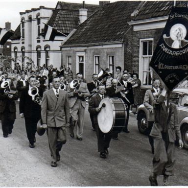 Kenteken: A 14079; Skoda Tudor, optocht van pastoor Willie Boelens, Wehe-den Hoorn, Mernaweg, 1953, foto: H. Zant