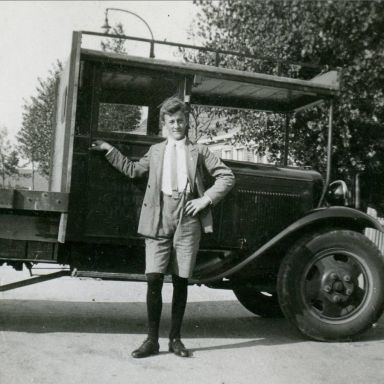 Kenteken: A 18982; Kornelis Horst naast de eerste vrachtwagen van zijn broer Gerrit, foto: H. Horst