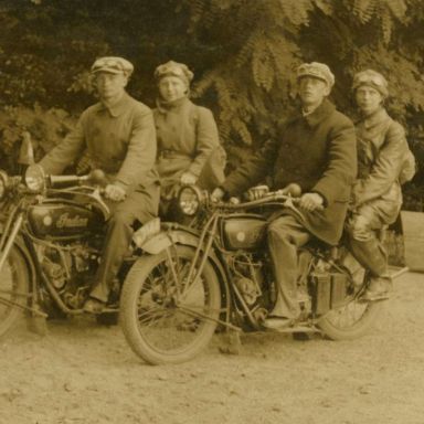 Kenteken: A 6410; Indian,  Berg en Dal 6 juli 1924  v.l.n.r. Klaas Dijkhuizen; van Driesten; Hilvering en Jan Dijkhuizen, foto: H.J. Dijkhuizen