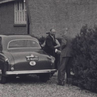 Kenteken: A 40110; Vauxhall Wyvern, foto: still uit de film "25-jarig huwelijk", 1953 coll. GrA (2209-AV26578)