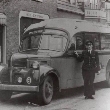 Kenteken: A 40106; Dodge voor het Hotel Gemeentehuis in Stedum, foto: <a href='https://nl-nl.facebook.com/ouduithuizen/' target='_blank'>facebookpagina Oud Uithuizen</a>