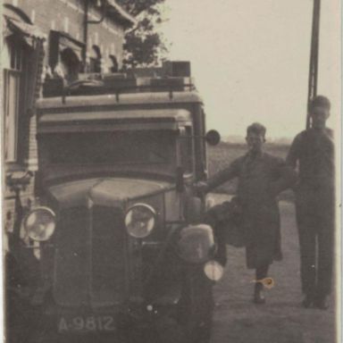 Kenteken: A 9812; Siebrand Helmantel en Sjoerd Mellema bij de Renault waarin Sjoerd leerde autorijden, 1937, foto: W. Mellema