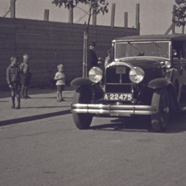 Kenteken: A 22475; Buick, foto: still uit de film "Van Avondrust naar Avondlicht" J. Thie, 1933-1934, coll. GrA (2209-AV7550)