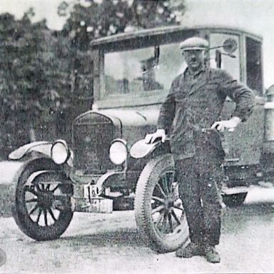 Kenteken: A 15461; Harke Vogelzang naast zijn met melkbussen beladen Ford T vrachtwagen, Faan, ca. 1932, foto: <a href=' https://oudwesterkwartiernoordenveld.nl/2023/12/03/faan-omstreeks-1932-met-op-de-foto-melkrijder-harke-vogelzng/' target='_blank'>oudwesterkwartiernoordenveld</a>