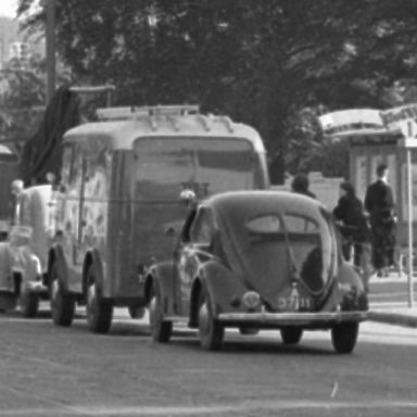 Kenteken: A 37111; Volkswagen, Groningen, Hereplein, 20-05-1951, foto: uitsnede 2437-3025.jpg; Fotograaf: Gemeentepolitie