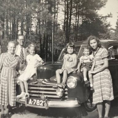 Kenteken: A 782; Ford, links vooraan Anton Hermann Hoyer en zijn vrouw, 04-09-1949, foto: archief familie Hoyer 