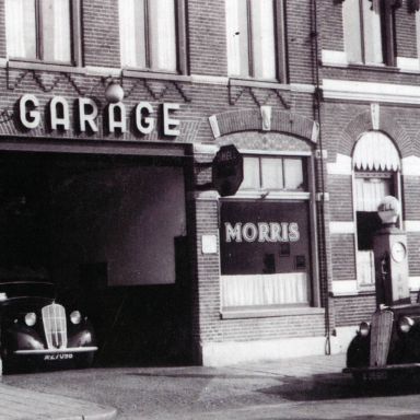 Kenteken: A 38910; Morris (rechts), Groningen, Westerkade 11, ca. 1947, foto: E. Oosterhuis