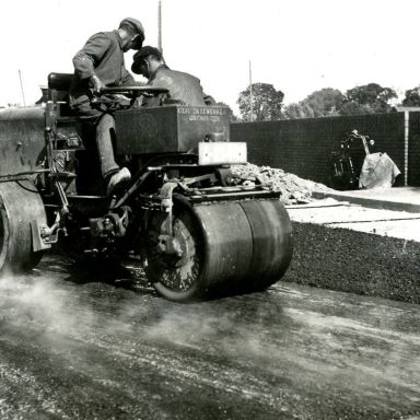 Kenteken: A 21441; Barford, aanbrengen Asfaltbeton Oostersluis 1935, Foto uit fotoalbum Provinciale Waterstaat (2544-3228)