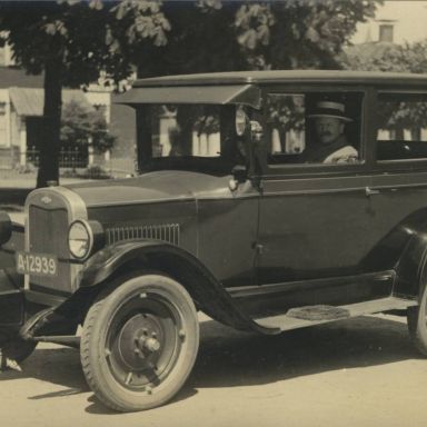 Kenteken: A 12939; Chevrolet, Sappemeer ca. 1926, achter het stuur Harm Staats. Foto: H. Renkema