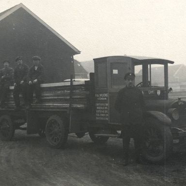Kenteken: A 7183; GMC, v.l.n.r. Harm Kappen, Jan Löhr, Eggo van Heem en chauffeur Marten Smook, foto: J.N. Wilkens