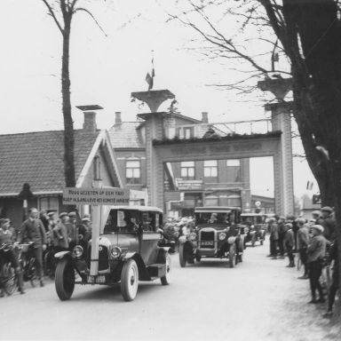 Kenteken: A 3848; Stadskanaal, propaganda-optocht van auto's voor de opheffing van de tolgelden, 02-05-1931 (1785-11549)