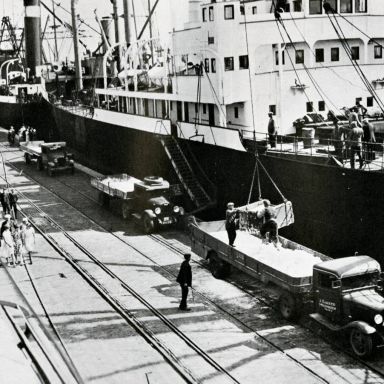 Kenteken: A 17094; Delfzijl, het lossen van massagoederen ca. 1934, foto uit "Verslag van den toestand der Prov. Groningen 1934"