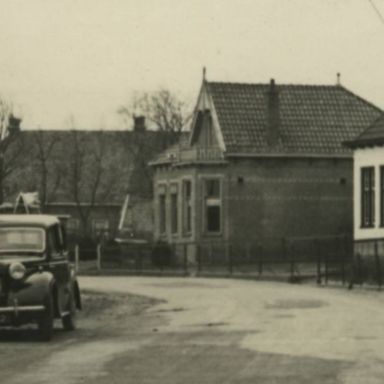 Kenteken: A 37222; Austin Ten, Hoofdweg Holwierde, 24-02-1949, foto: uitsnede GAD3329, coll. Gemeente Eemsdelta