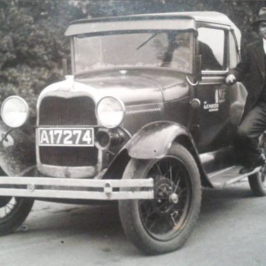 Kenteken: A 17274; L.P. Laning naast de Ford, foto: R. Perdok