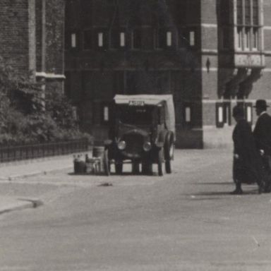 Kenteken: A 12113; Sint Jansstraat, Groningen, ca. 1930, foto: uitsnede 1986-21239.jpg (bewerking: John de Grooth)