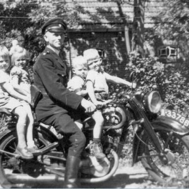 Kenteken: A 33786; Kobe Apotheker en waarschijnlijk 4 van zijn kinderen op de DKW, juli 1948, foto: C. Luring te Velde