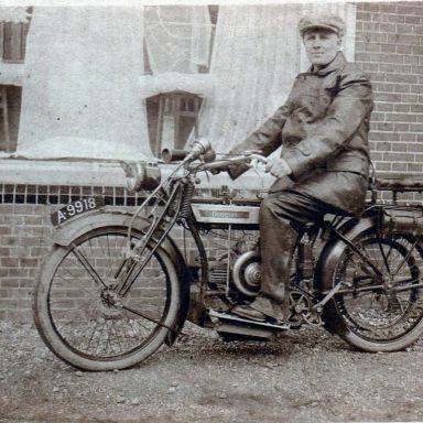Kenteken: A 9918; Wehe-den Hoorn, Dr. G. Redekerstraat, Esso Wichers op de Douglas 1926, foto: archief W. Mollema