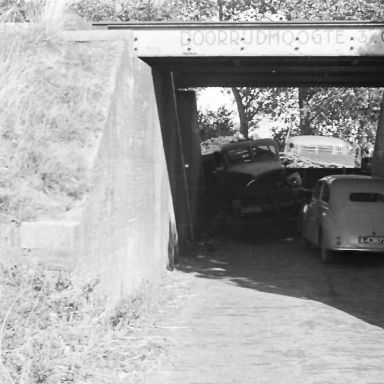 Kenteken: A 43872; Minor,  Verkeersongeval spoorweg bij Loon, 18-8-49, foto: L. Huizinga
