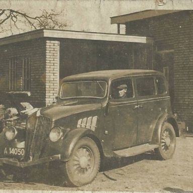 Kenteken: A 14050; Willys 77, Elp (Drenthe) bij Cafe Boer, mogelijk Jacob Ottens uit Uffelte achter het stuur, foto: A. Kuiper